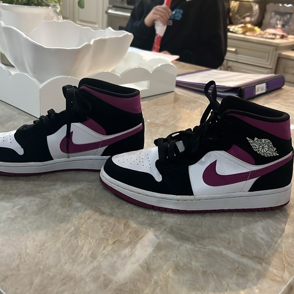 Nike Air Jordan mid tops. These are absolutely amazing. Near perfect - Picture 2 of 5